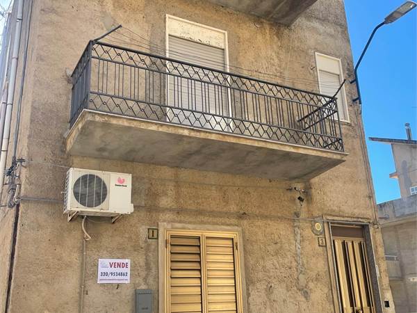 VENDESI A CALAMONACI CASA SINGOLA161MQ SU TRE LIVELLI € 75000