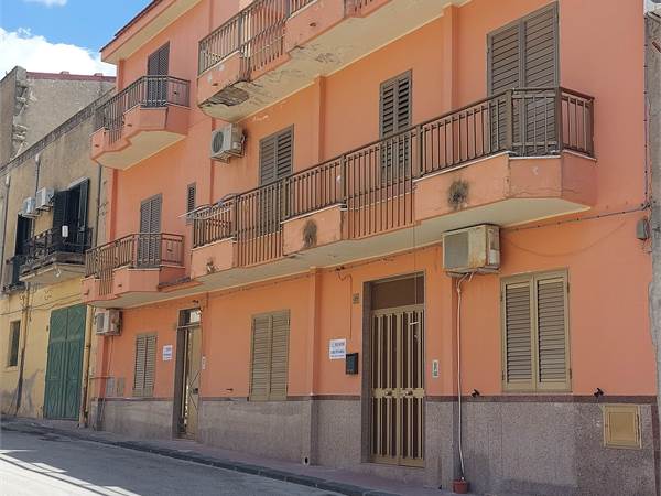 VENDESI A CALAMONACI CASA SINGOLA 256mq €175.000